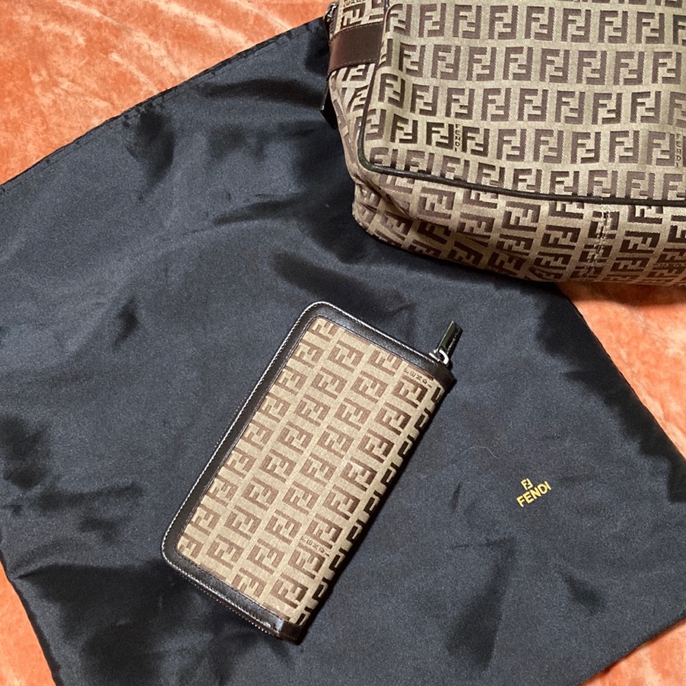 Vintage FENDI Logo Brown Zip Round Wallet